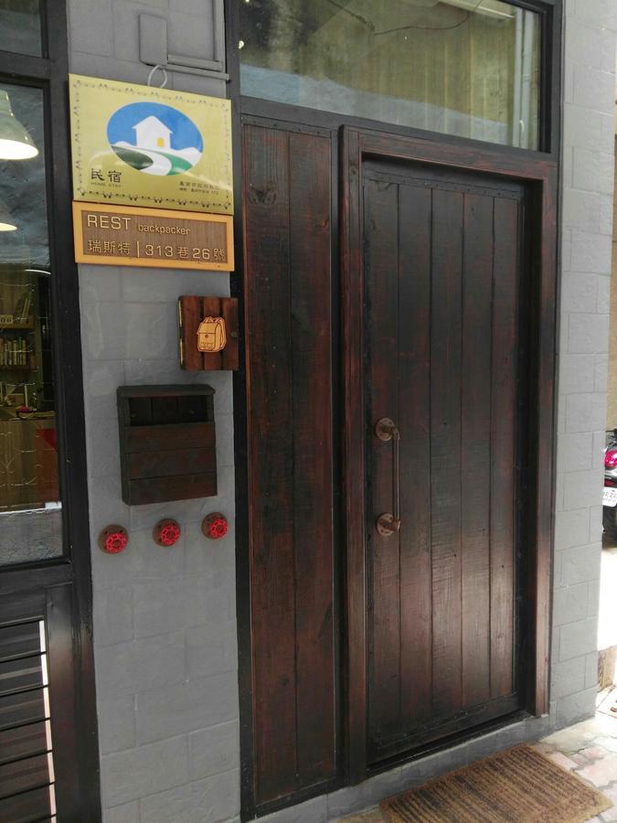 Rest Backpacker Hostel Tainan Luaran gambar
